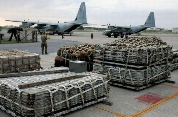 Máy bay vận tải quân Mỹ gửi vật tư tới Philippines cứu hộ